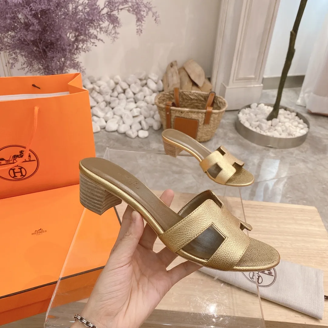 👟👟Ex-factory price 300👟👟 Genuine leather sole +40 🦄Hermès "Palm Print" has added new color sandals, "Year-round shipment" with three-dimensional concave and convex feeling on the classic "H" upper... It is a must-have item in your wardrobe, and it is magically versatile in this summer! This model fully demonstrates the classic Hermès style "palm print". Classic calfskin material ~ imported sheepskin. Lining 🐎Size: 34~42. Heel height ② type: low heel 1.5cm. Medium heel 4.5cm. Genuine leather sole +40 rubber sole.